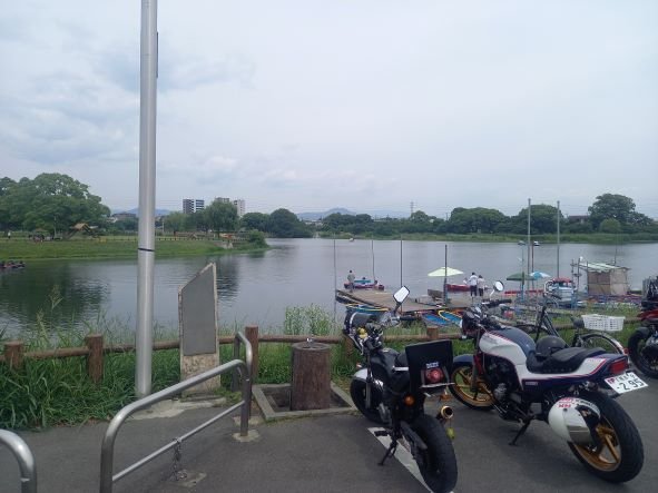 バイクと湖